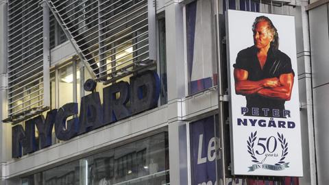Der Hauptsitz des Modelabels Nygard in New York zeigt an der Fassade auch ein Bild seines Gründers Peter Nygard.