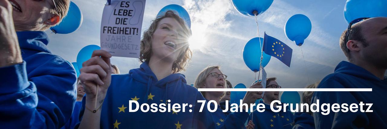 Teilnehmer singen bei einer Feier zum 70. Jahrestag des Grundgesetzes auf Einladung der Gesellschaft für Freiheitsrechte unter dem Motto «Es lebe die Freiheit» vor dem Brandenburg Tor. Teilnehmer singen bei einer Feier zum 70. Jahrestag des Grundgesetzes auf Einladung der Gesellschaft für Freiheitsrechte unter dem Motto «Es lebe die Freiheit» vor dem Brandenburg Tor.