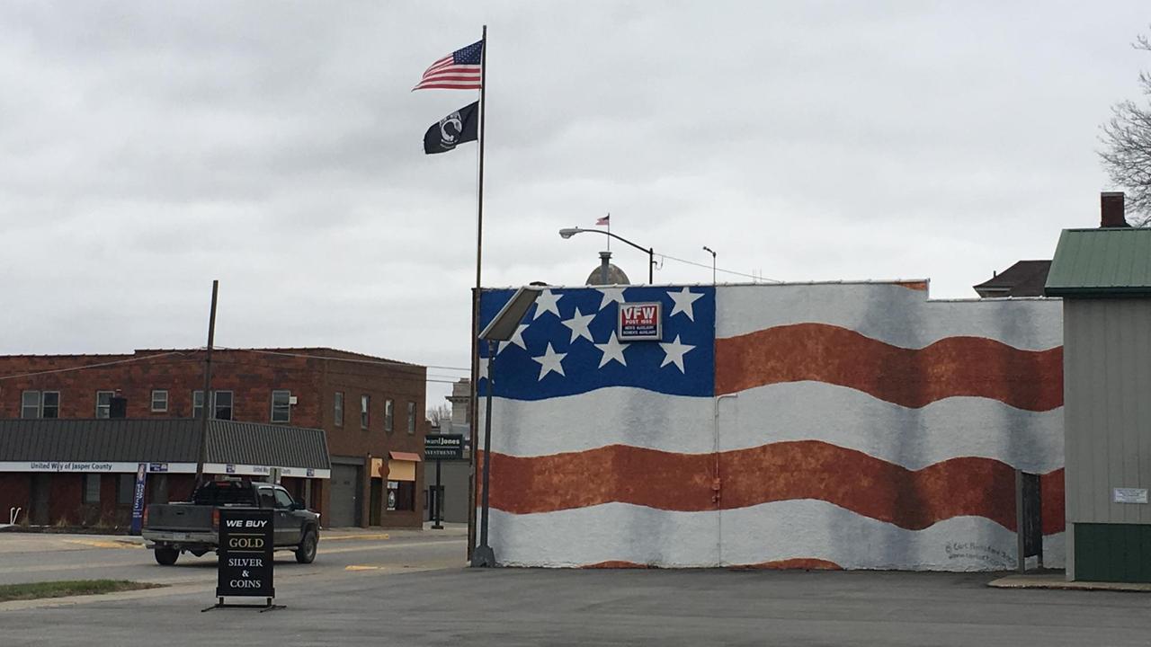 Graffiti einer US-Flagge auf einer Mauer in Newton (Iowa) Graffiti einer US-Flagge auf einer Mauer in Newton (Iowa)