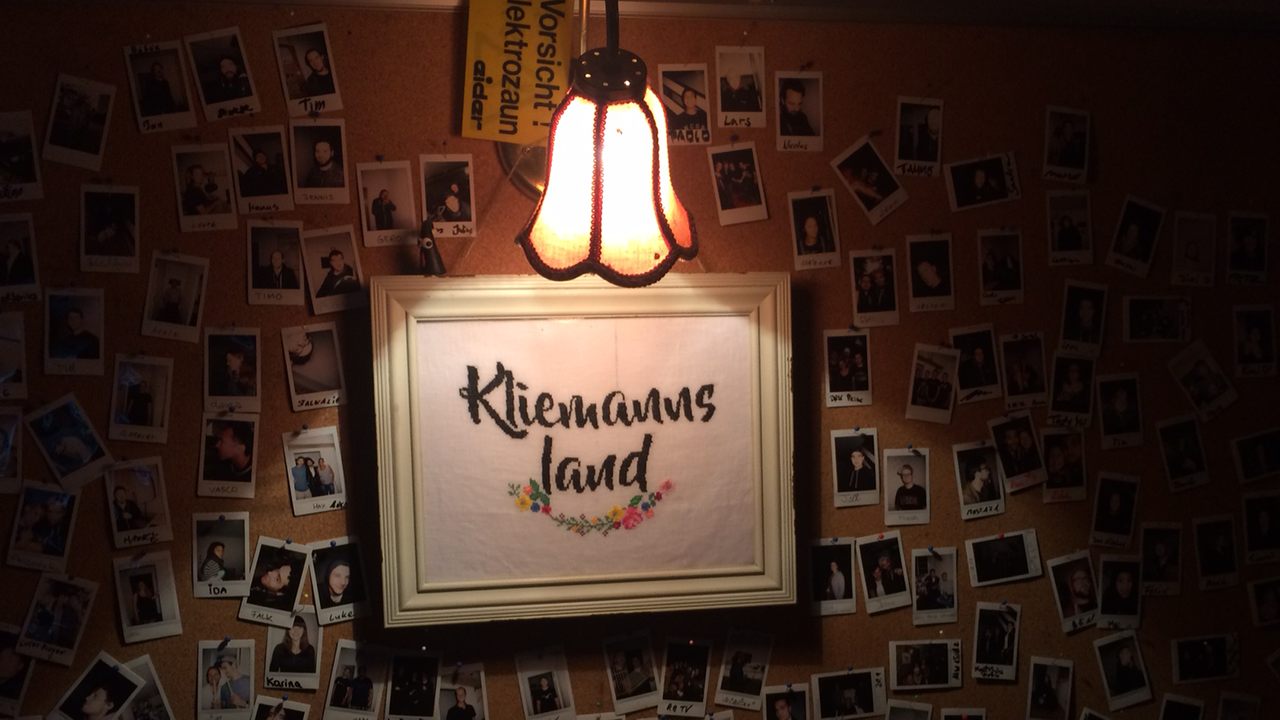 Jeder Besucher des Kliemannslandes wird fotografiert und an einer Pinnwand verewigt. Das Schild in der Mitte mit der Aufschrift "Kliemannsland" wurde von einem Fan gebastelt. Jeder Besucher des Kliemannslandes wird fotografiert und an einer Pinnwand verewigt. Das Schild in der Mitte mit der Aufschrift "Kliemannsland" wurde von einem Fan gebastelt.