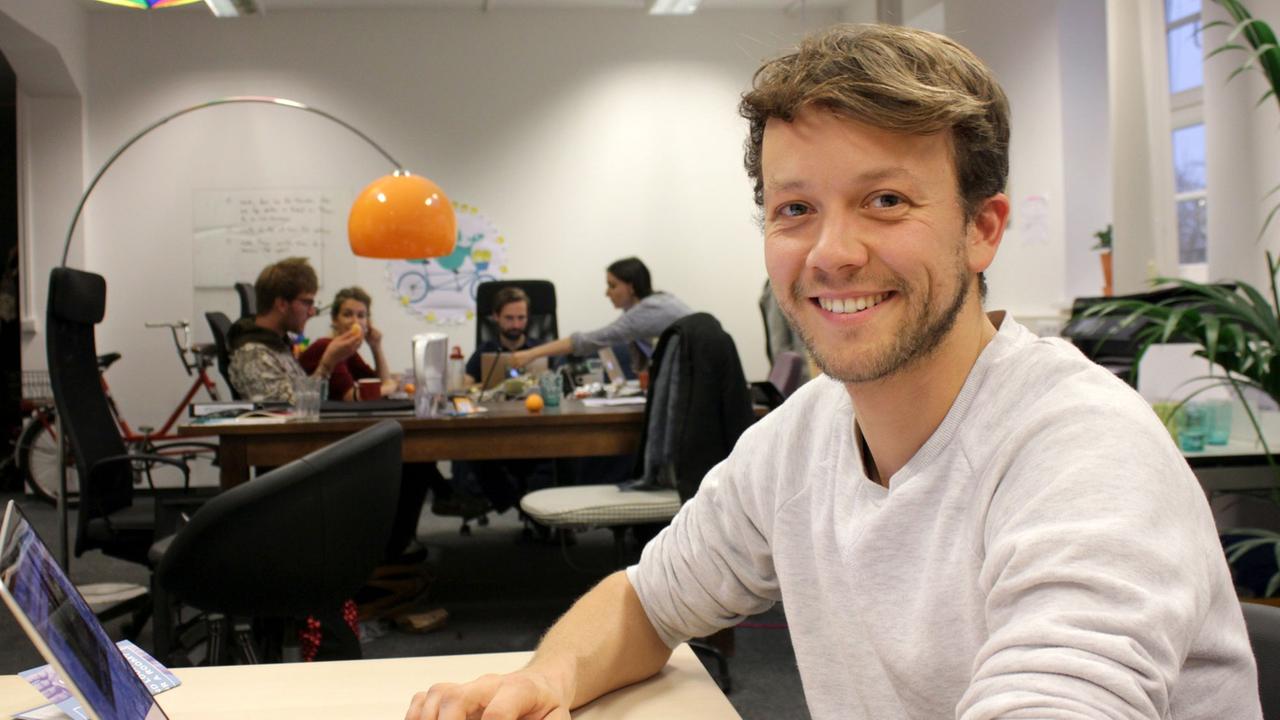 Der Berliner Michael Bohmeyer am 10.11.2015 in Berlin. Bohmeyer gründete eine Art Crowdfunding-Lotterie. Über seine Webseite verlost der 31-Jährige Grundeinkommen: 1000 Euro pro Monat, ein Jahr lang. Der Berliner Michael Bohmeyer am 10.11.2015 in Berlin. Bohmeyer gründete eine Art Crowdfunding-Lotterie. Über seine Webseite verlost der 31-Jährige Grundeinkommen: 1000 Euro pro Monat, ein Jahr lang.