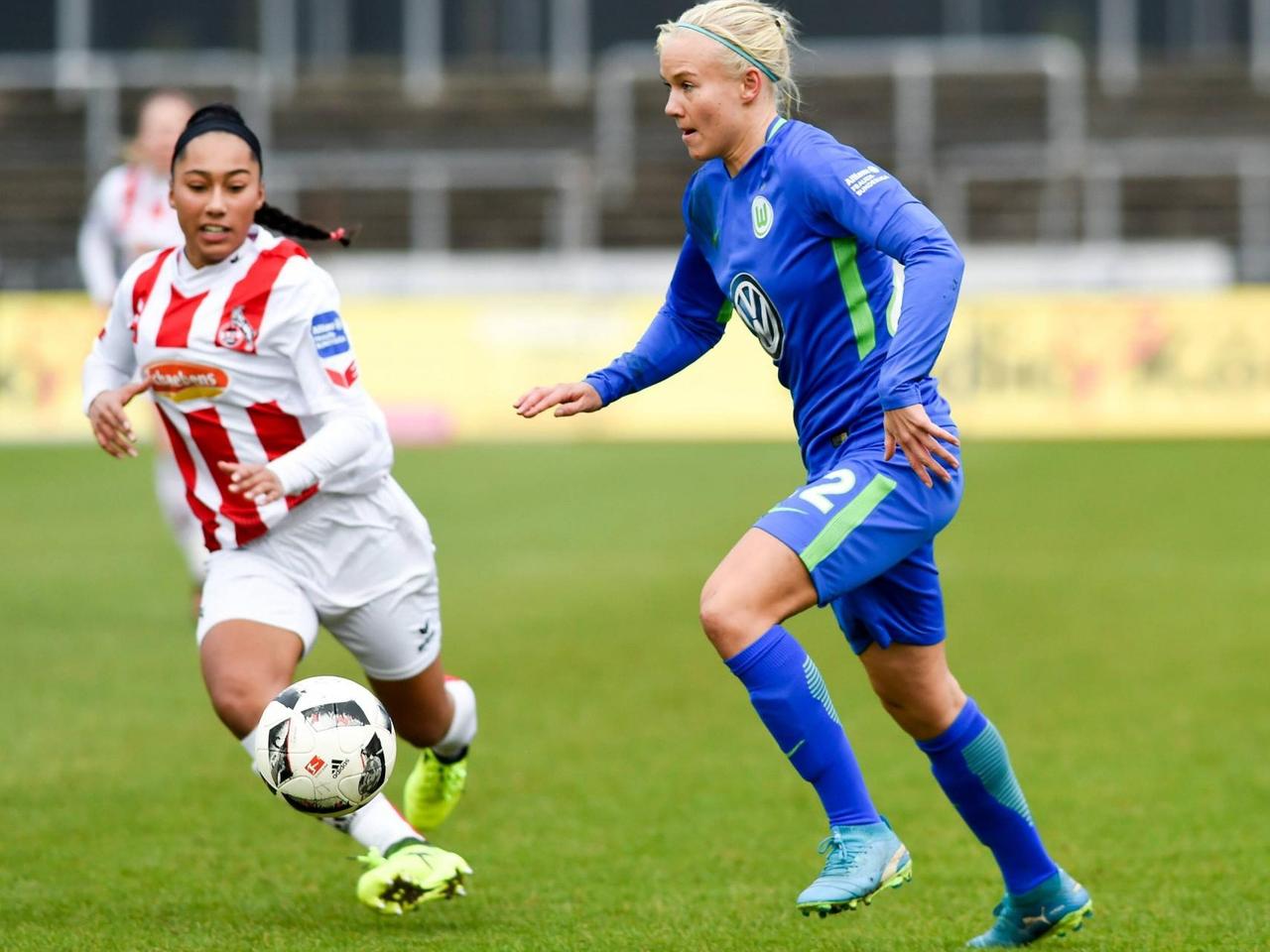 Vanessa Fürst (1. FC Köln, 4) und Pernille Harder (VfL Wolfsburg, 21) im Zweikampf. Vanessa Fürst (1. FC Köln, 4) und Pernille Harder (VfL Wolfsburg, 21) im Zweikampf.