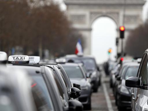 In "Zu spät für Paris" fährt Hubert Taxi
