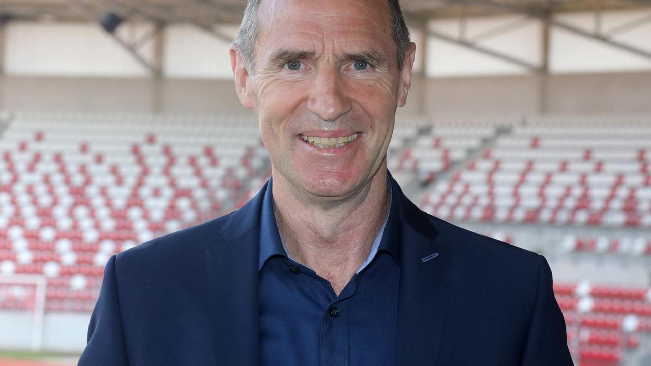 Der SPD-Poltiker und Biathlon-Olympiasieger Frank Ullrich steht in einem Stadion. Der SPD-Poltiker und Biathlon-Olympiasieger Frank Ullrich steht in einem Stadion.