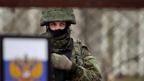 Ein russischer Soldat am ukrainischen Marinestützpunkt Novoozerne