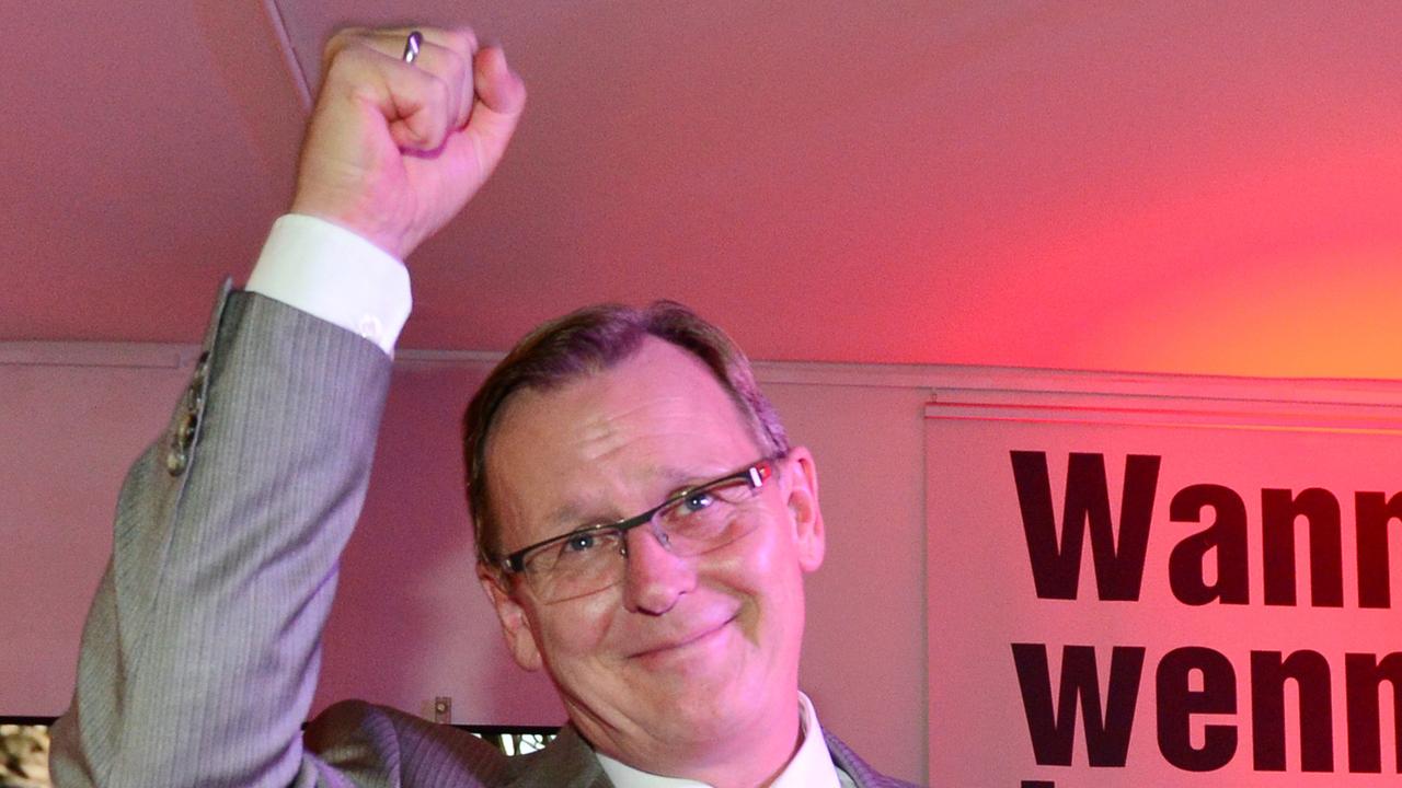 Bodo Ramelow reckt die Faust als Zeichen des Sieges nach oben Bodo Ramelow reckt die Faust als Zeichen des Sieges nach oben