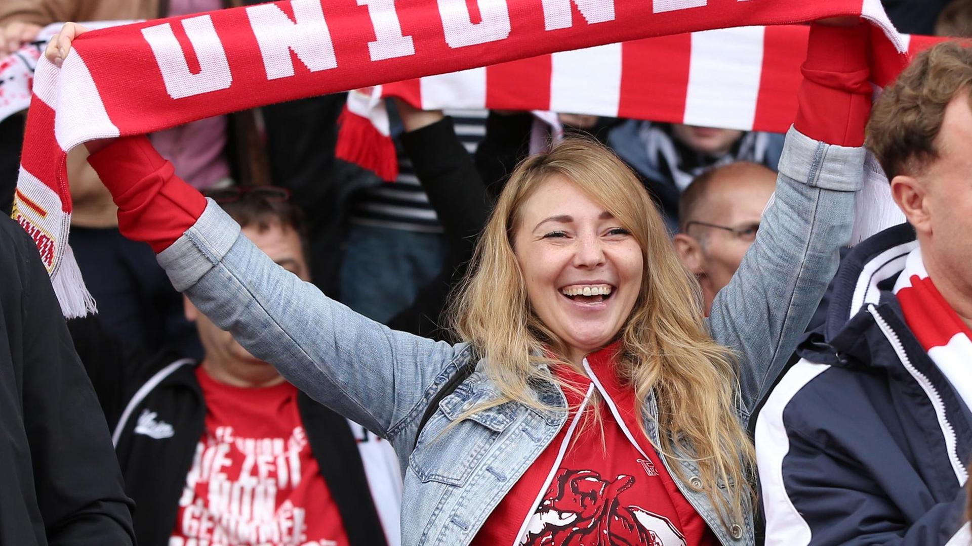 Weiblicher Fan bei einem Spiel von Union Berlin im Oktober 2019 Weiblicher Fan bei einem Spiel von Union Berlin im Oktober 2019