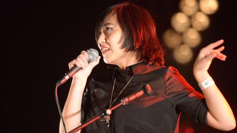 Die chinesische Sängerin Helen Feng bei einem Auftritt von Nova Heart im westfranzösischen Rennes
