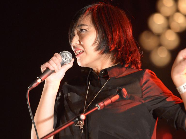 Die chinesische Sängerin Helen Feng bei einem Auftritt von Nova Heart im westfranzösischen Rennes