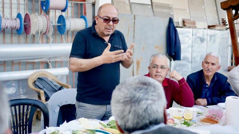 Niyazi Kızılyürek, zypriotischer Kandidat für die Europawahl, spricht zu Bürgern Niyazi Kızılyürek, zypriotischer Kandidat für die Europawahl, spricht zu Bürgern