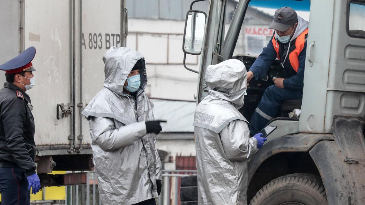 Kasachische Polizisten kontrollieren einen Lkw vor der Einfahrt in die ehemalige Hauptstadt Almaty Kasachische Polizisten kontrollieren einen Lkw vor der Einfahrt in die ehemalige Hauptstadt Almaty