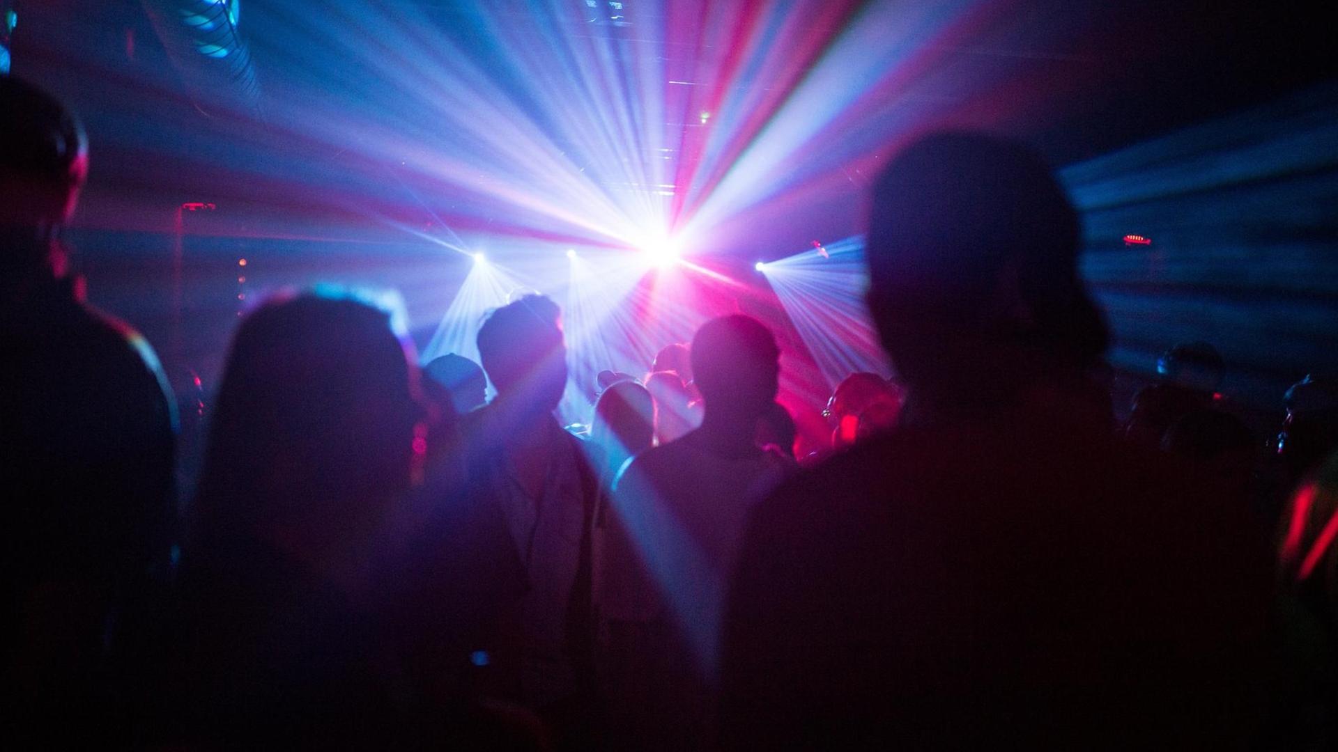 Menschen feiern am 28.08.2016 auf dem RAW-Gelände in Berlin im Club Cassiopeia. Menschen feiern am 28.08.2016 auf dem RAW-Gelände in Berlin im Club Cassiopeia.