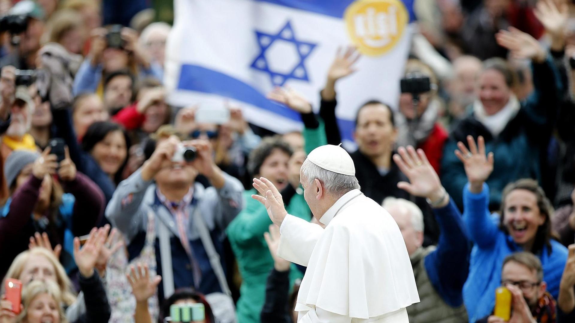 Papst Franziskus in Rom bei einer Audienz, im Hintergrund eine Flagge Israels. Papst Franziskus in Rom bei einer Audienz, im Hintergrund eine Flagge Israels.