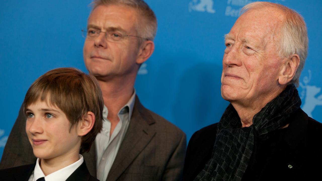 Der britische Regisseur Stephen Daldry (M) mit den beiden Darstellern Thomas Horn (l) und Max von Sydow bei der Premiere von "Extrem Laut und Unglaublich Nah" bei der Berlinale 2012 Der britische Regisseur Stephen Daldry (M) mit den beiden Darstellern Thomas Horn (l) und Max von Sydow bei der Premiere von "Extrem Laut und Unglaublich Nah" bei der Berlinale 2012