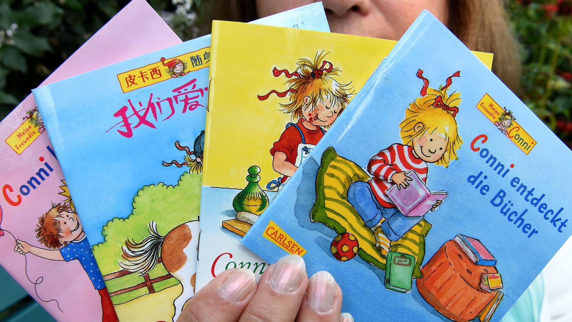 Conni-Erfinderin Liane Schneider zeigt ihre Kinderbücher. Conni-Erfinderin Liane Schneider zeigt ihre Kinderbücher.