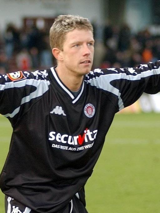 St. Paulis Stürmer und Siegtorschütze Nico Patschinski bejubelt 2002 bei Spielende den Erfolg mit ausgebreiteten Armen.