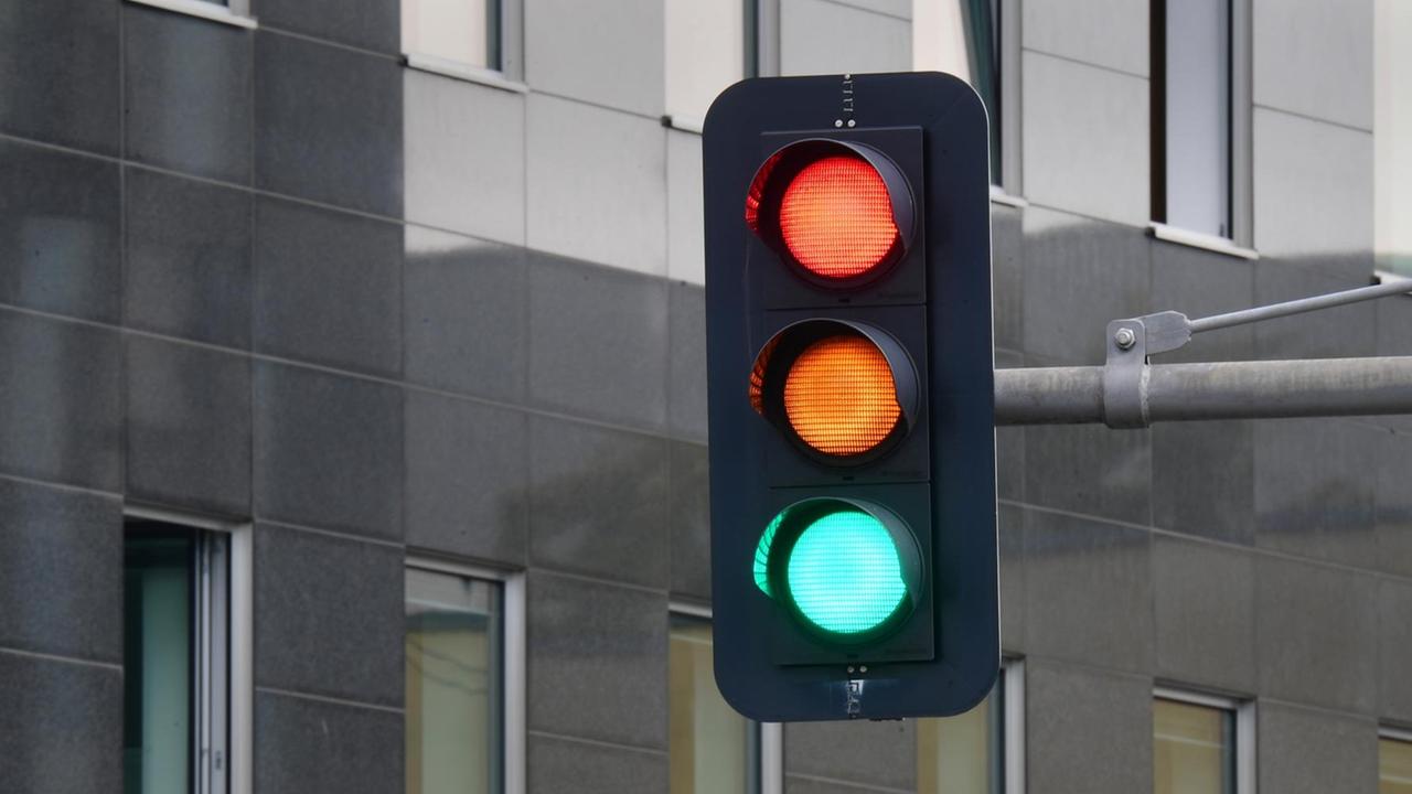 Eine Ampel, an der für einen Moment die Farben rot, gelb und grün gleichzeitig zu leuchten scheinen, ist am Tag nach der Bundestagswahl im Regierungsviertel zu sehen. Eine Ampel, an der für einen Moment die Farben rot, gelb und grün gleichzeitig zu leuchten scheinen, ist am Tag nach der Bundestagswahl im Regierungsviertel zu sehen.