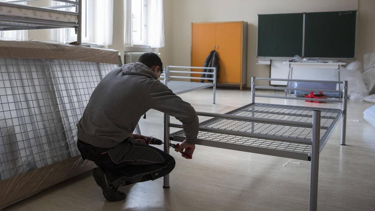 In Hattersheim-Eddersheim im Main-Taunus-Kreis wird eine ehemalige Schule zu einem Flüchtlingsheim umfunktioniert. In Hattersheim-Eddersheim im Main-Taunus-Kreis wird eine ehemalige Schule zu einem Flüchtlingsheim umfunktioniert.