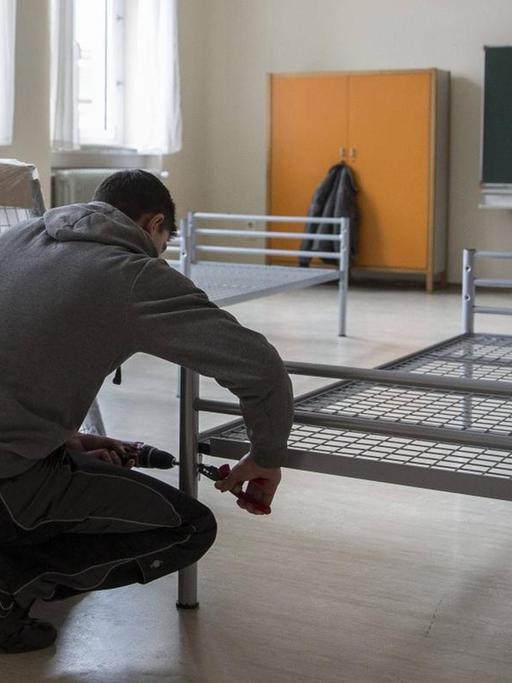 In Hattersheim-Eddersheim im Main-Taunus-Kreis wird eine ehemalige Schule zu einem Flüchtlingsheim umfunktioniert.