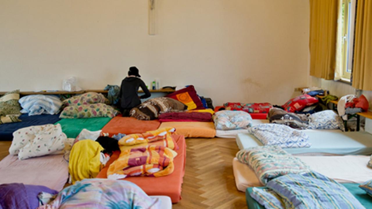 Kirchenasyl - ein Schlafraum in der Kirche für Flüchtlinge Kirchenasyl - ein Schlafraum in der Kirche für Flüchtlinge