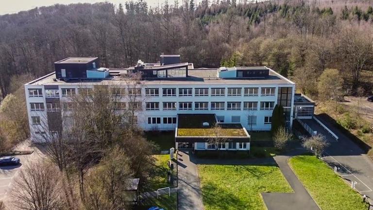 Luftaufnahme des Krankenhauses in Kredenbach im Siegerland