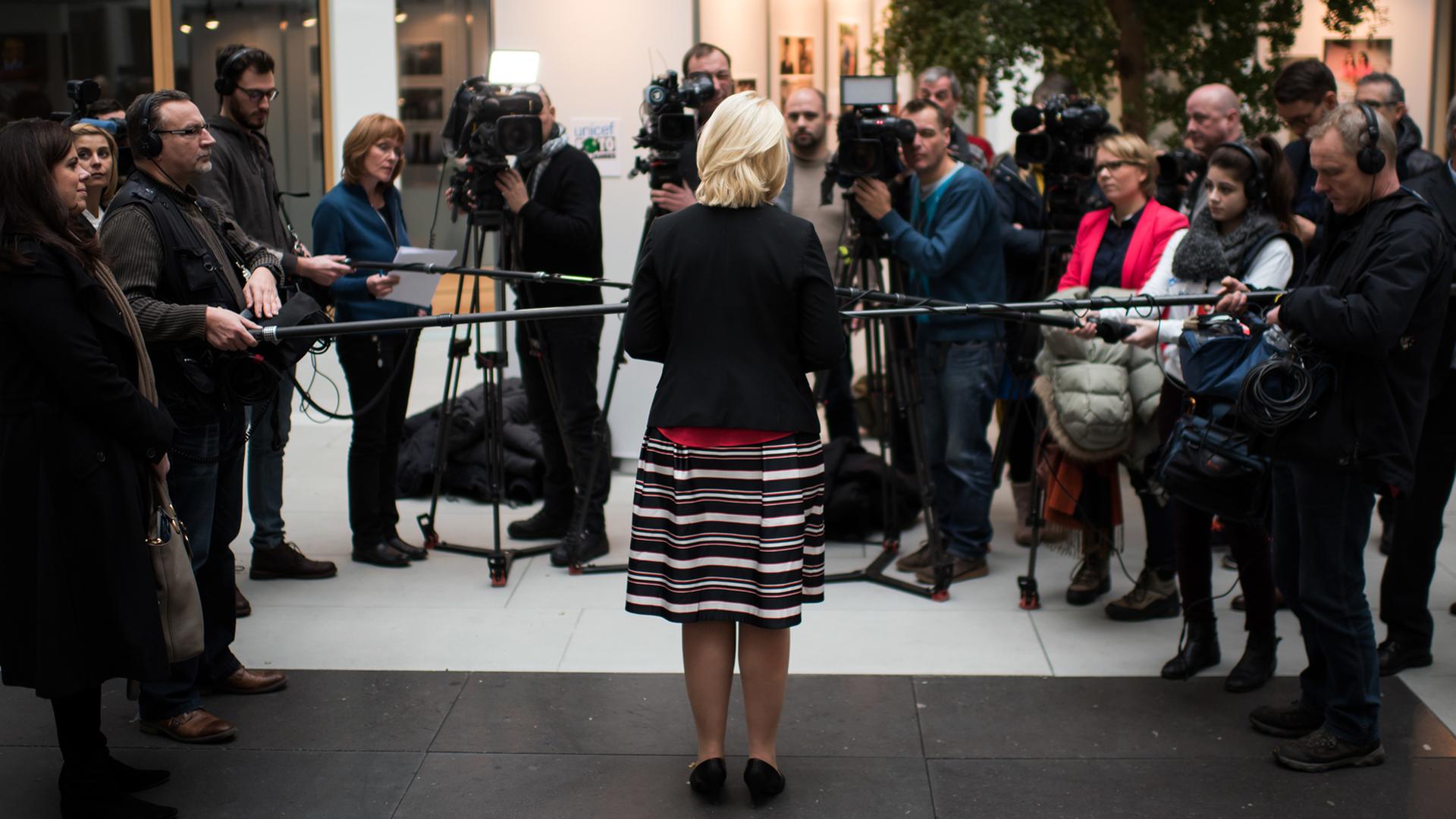 Bundesfamilienministerin Manuela Schwesig (SPD) äußert sich am 11.01.2017 nach einer Pressekonferenz in Berlin zum Gesetzentwurf für mehr Lohngerechtigkeit zwischen Frauen und Männern vor Fernsehkameras. Bundesfamilienministerin Manuela Schwesig (SPD) äußert sich am 11.01.2017 nach einer Pressekonferenz in Berlin zum Gesetzentwurf für mehr Lohngerechtigkeit zwischen Frauen und Männern vor Fernsehkameras.