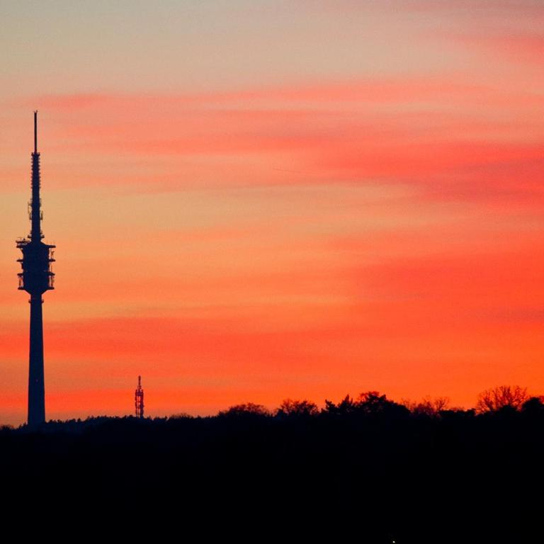 Blick am 09.03.2014 in Berlin nach Sonnenuntergang auf den Fernmeldeturm Berlin-Schäferberg.