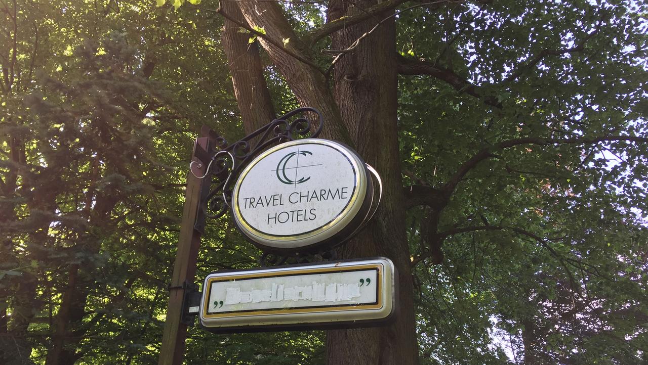 Ein verblichenes Schild "Travel Charme Hotel" - das Schloss war bis 2001 ein Hotel. Ein verblichenes Schild "Travel Charme Hotel" - das Schloss war bis 2001 ein Hotel.