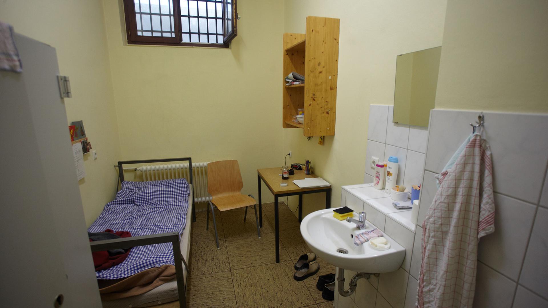 Ein Haftraum in der Justizvollzugsanstalt Koblenz am 01.12.2011 mit Schrank, Bett, Tisch, Stuhl, Regal und Waschbecken. Ein Haftraum in der Justizvollzugsanstalt Koblenz am 01.12.2011 mit Schrank, Bett, Tisch, Stuhl, Regal und Waschbecken.