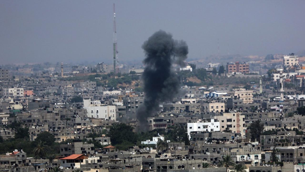 Israelische Bomben fliegen auf Gaza-Stadt. Israelische Bomben fliegen auf Gaza-Stadt.