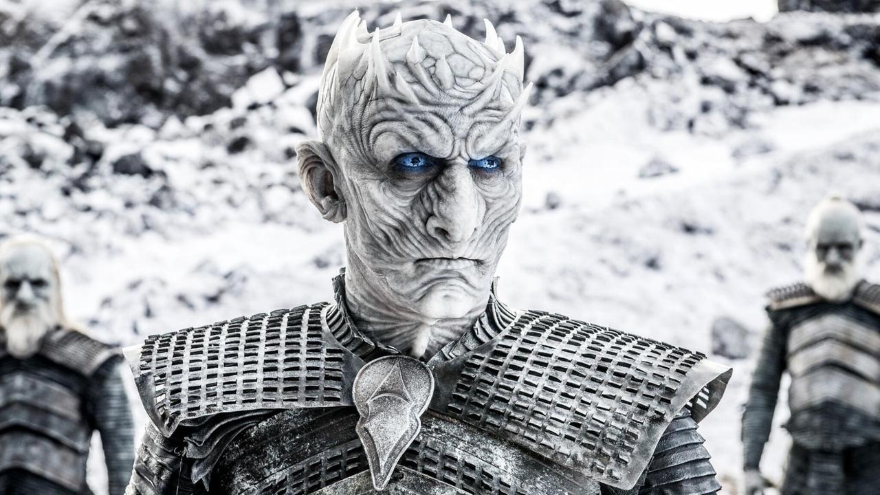 Porträt des "Nachtkönigs" aus "Game of Thrones" mit strahlend blauen Augen und eisiger Haut Porträt des "Nachtkönigs" aus "Game of Thrones" mit strahlend blauen Augen und eisiger Haut