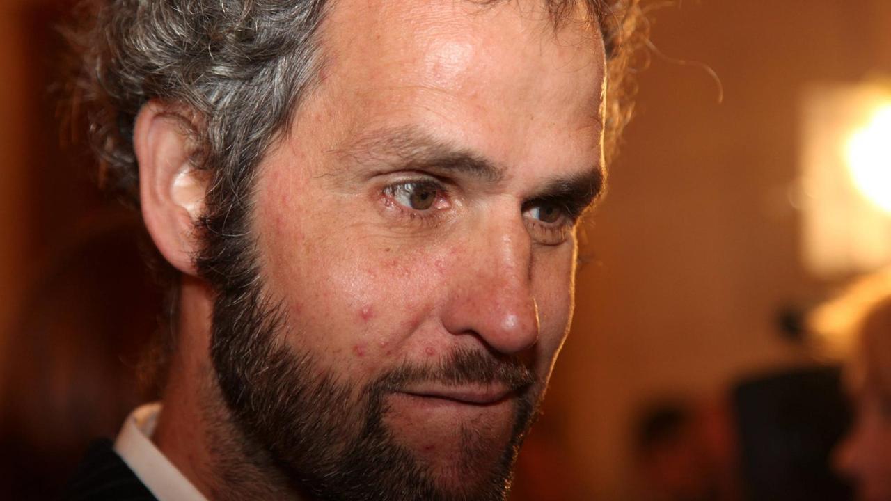 Der Regisseur Christoph Schlingensief, der 2010 an Lungenkrebs verstorben ist. Der Regisseur Christoph Schlingensief, der 2010 an Lungenkrebs verstorben ist.