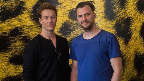 Der Schauspieler Alexander Fehling (li.) und Regisseur Jan Zabeil präsentieren ihren Film "Drei Zinnen" beim Filmfestival in Locarno