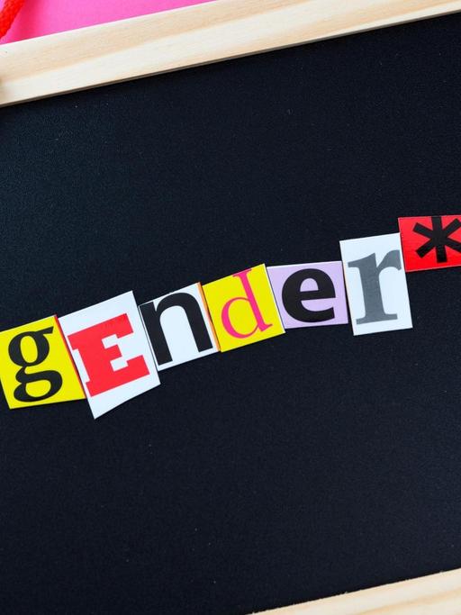 Schultafel mit der Aufschrift Genderstern.