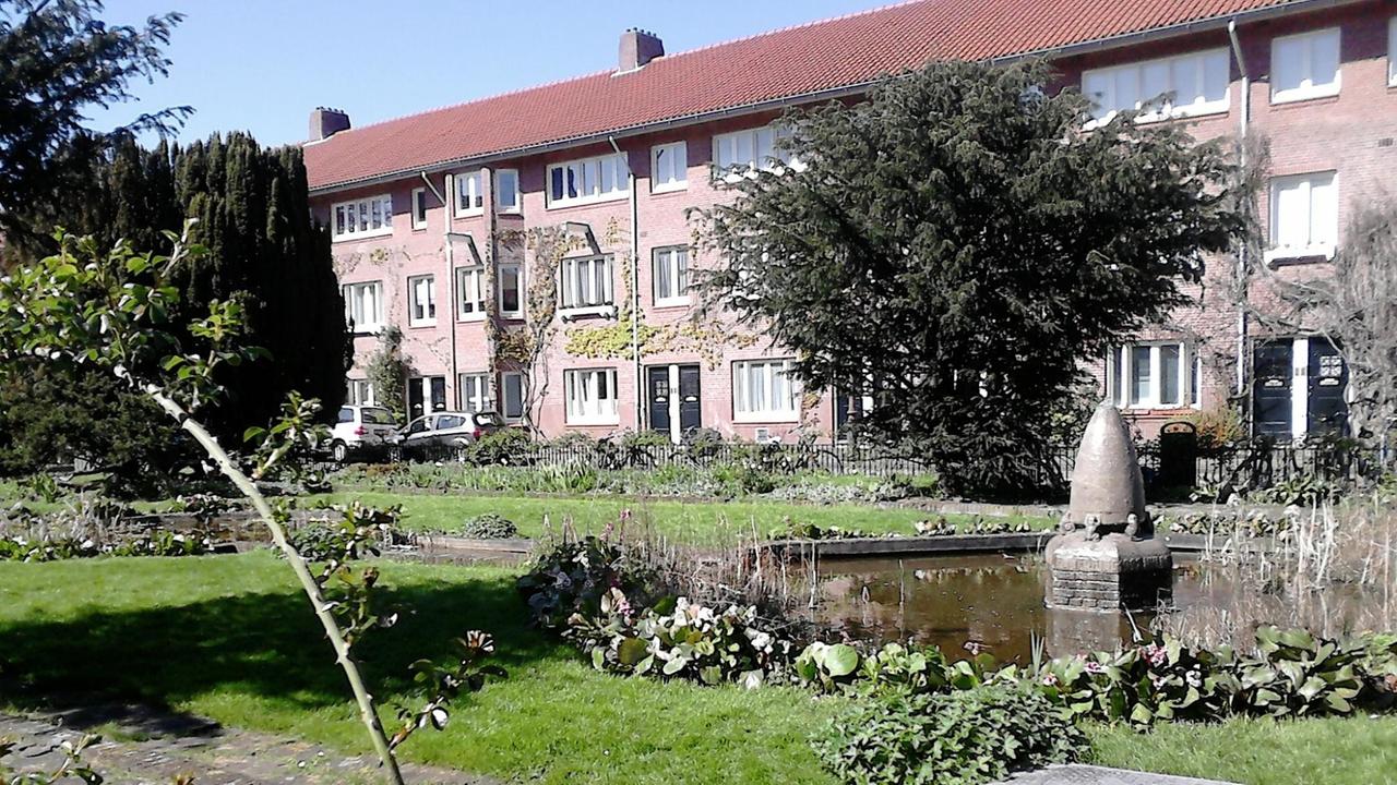 Amsterdamer Schule, Wohnblock mit Innenhof Amsterdamer Schule, Wohnblock mit Innenhof