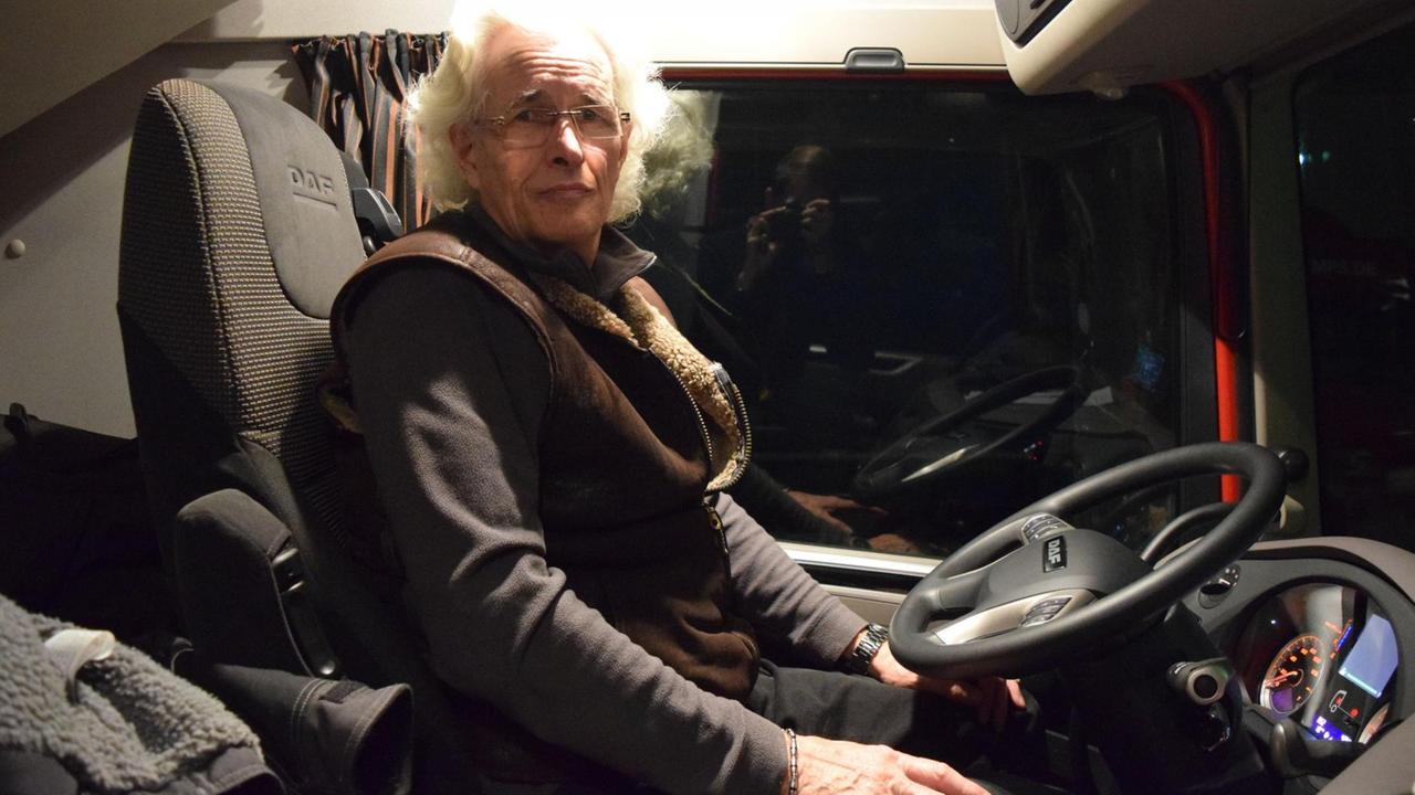 LKW-Fahrer Lothar Severyns am Steuer LKW-Fahrer Lothar Severyns am Steuer