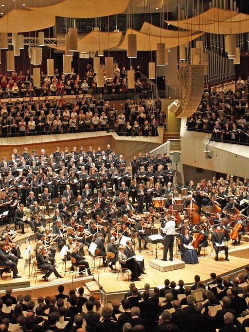 Blick auf voll besetzte Bühne und Ränge in der Berliner Philharmonie