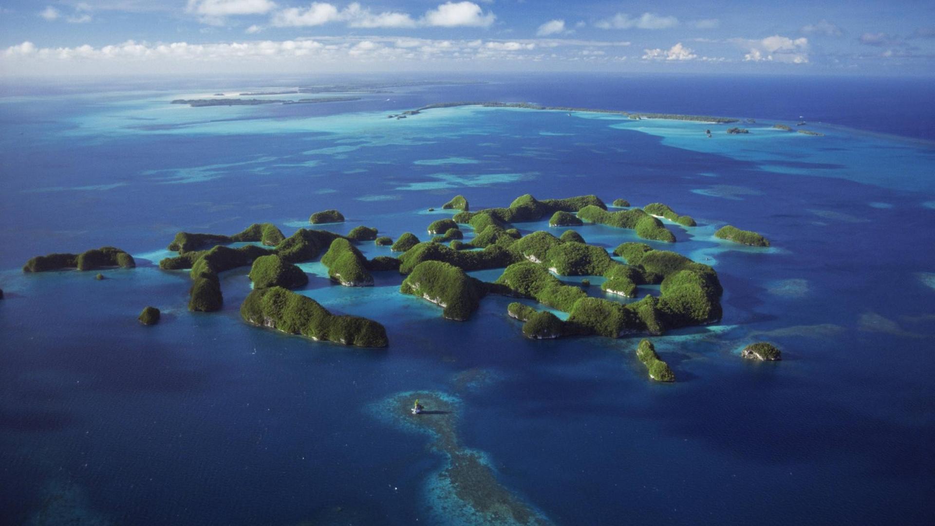 Das Foto zeigt viele Inseln, die zum Land Palau gehören. Das Foto zeigt viele Inseln, die zum Land Palau gehören.