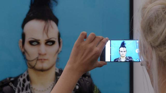 Die Arbeit "Contest 19", 2011, von Erasmus Schröter ist im Kunstmuseum Moritzburg auf dem Handy einer Frau zu sehen.