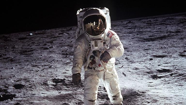 Edwin Aldrin (im Bild) und Neil Armstrong waren auf einem Sichelmond gelandet