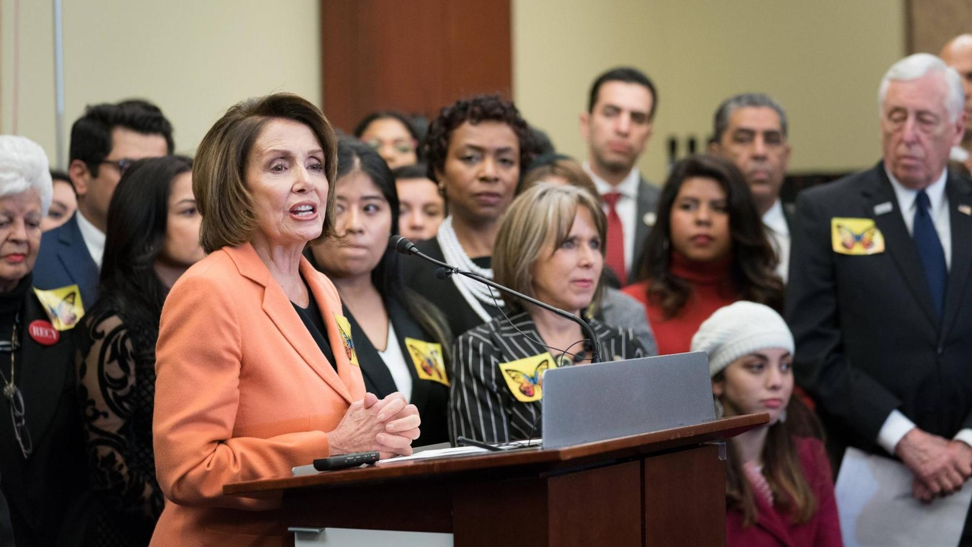 Die Sprecherin der Demokraten im US-Repräsentantenhaus, Nancy Pelosi, spricht auf einer Konferenz mit Demokraten im Repräsentantenhaus und einer Gruppe von "Dreamern" mit DACA-Status. Die Sprecherin der Demokraten im US-Repräsentantenhaus, Nancy Pelosi, spricht auf einer Konferenz mit Demokraten im Repräsentantenhaus und einer Gruppe von "Dreamern" mit DACA-Status.