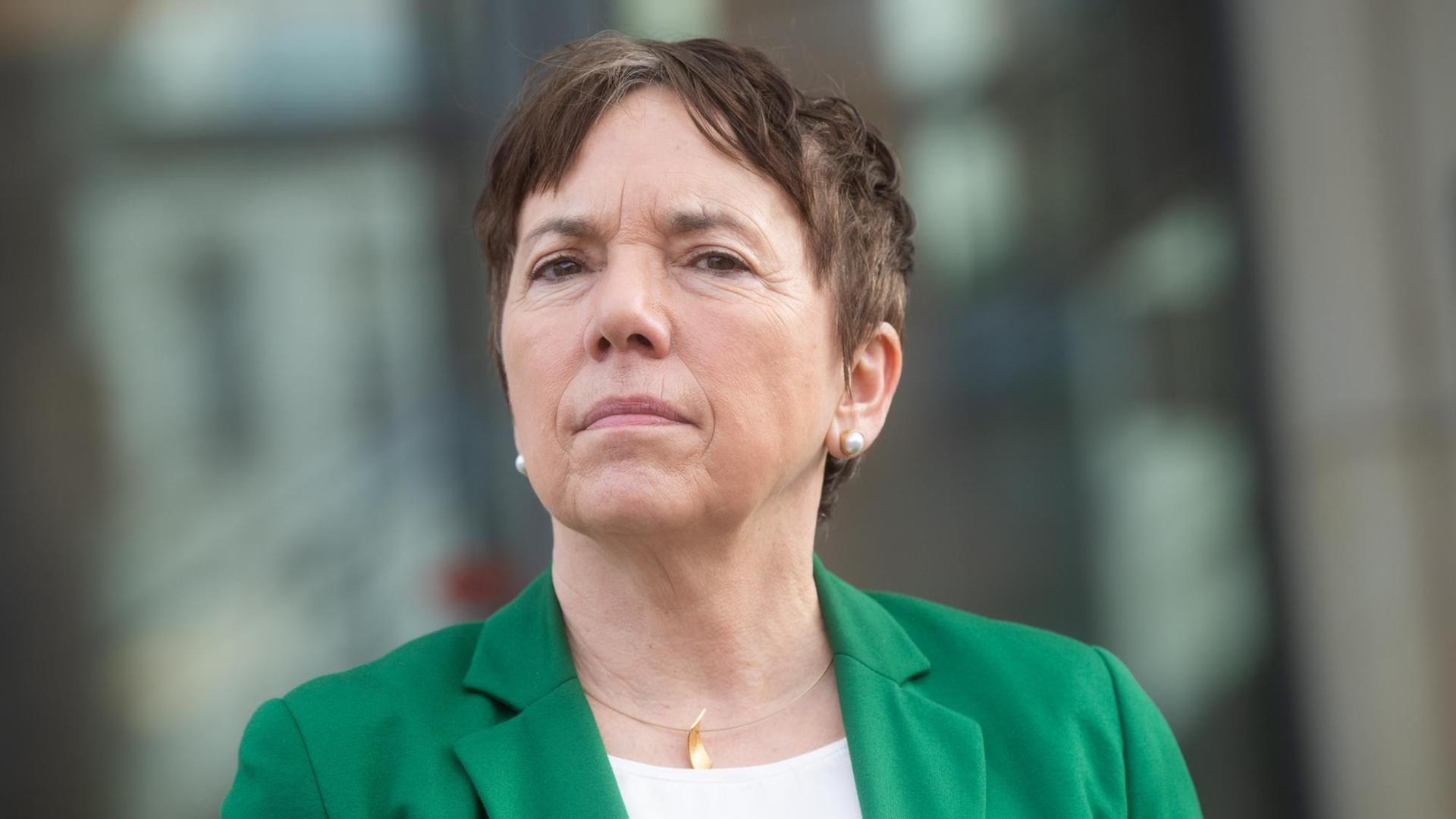 Margot Käßmann, Theologin, steht vor der niedersächsischen Staatskanzlei.