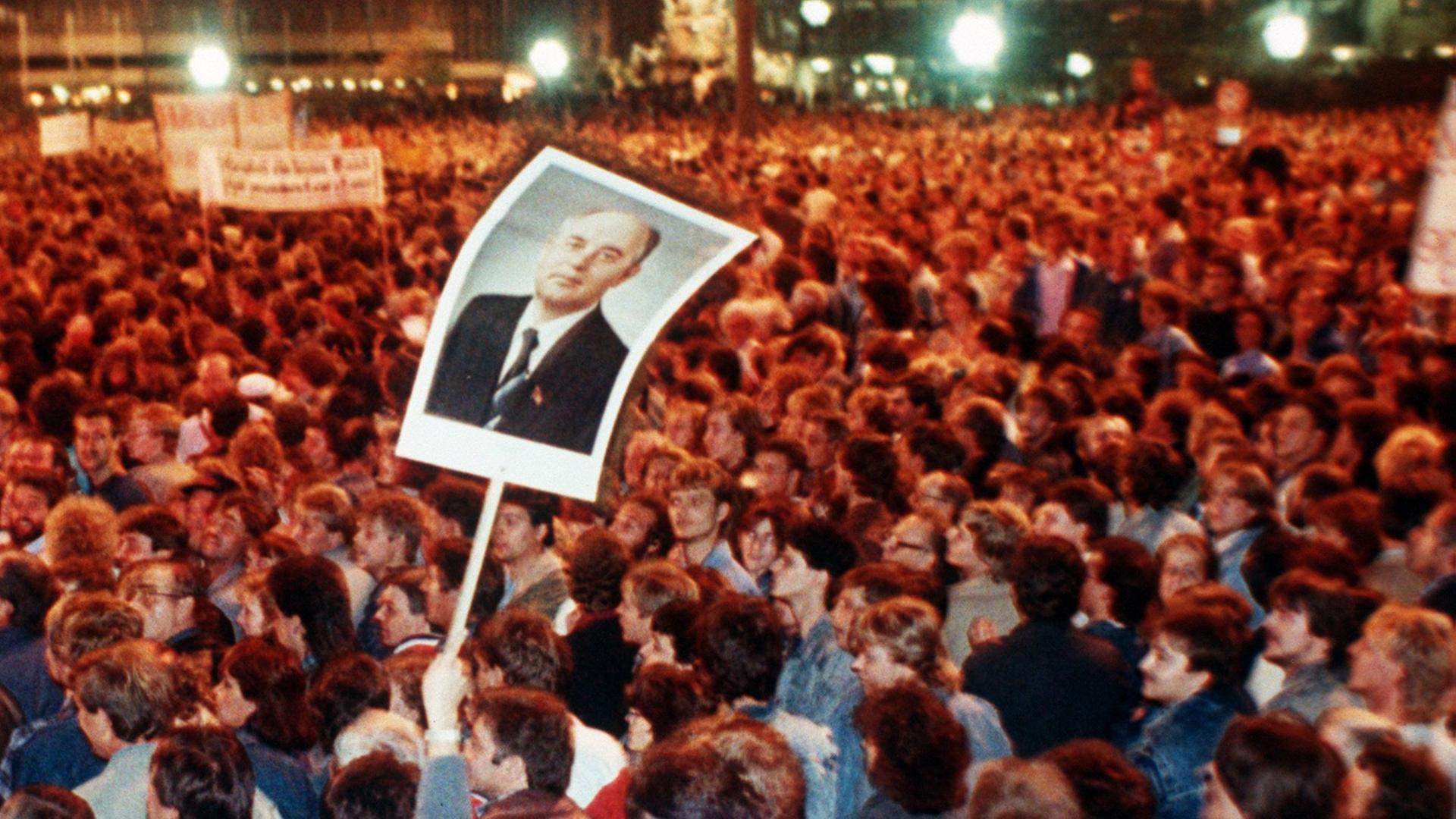 Hunderttausende Menschen demonstrieren am 24. Oktober 1989 in Leipzig für mehr Demokratie, Bürgerrechte und Reformen. Hunderttausende Menschen demonstrieren am 24. Oktober 1989 in Leipzig für mehr Demokratie, Bürgerrechte und Reformen.