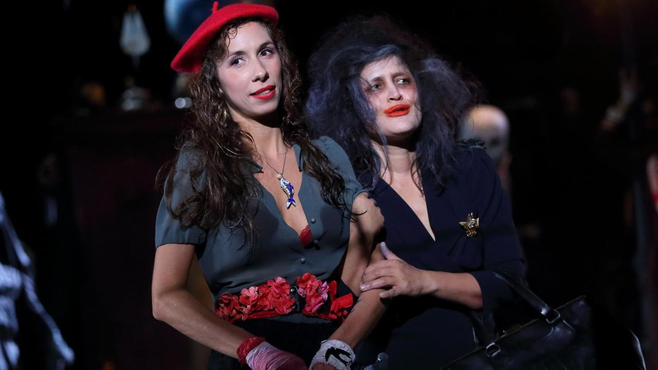 Linda Pöppel und Natali Seelig, v.l., während der Fotoprobe zu "Glaube Liebe Hoffnung" in den Kammerspielen des Deutschen Theaters Berlin, 24. Oktober 2019. // Von Ödön von Horváth. Regie: Jürgen Kruse. Bühne: Bernd Damovsky. Kostüme: Sophie Leypold. Premiere ist am 27. Oktober 2019. Linda Pöppel und Natali Seelig, v.l., während der Fotoprobe zu "Glaube Liebe Hoffnung" in den Kammerspielen des Deutschen Theaters Berlin, 24. Oktober 2019. // Von Ödön von Horváth. Regie: Jürgen Kruse. Bühne: Bernd Damovsky. Kostüme: Sophie Leypold. Premiere ist am 27. Oktober 2019.