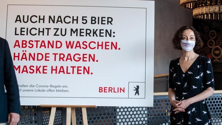 Berlin: Ramona Pop (M, Bündnis 90/Die Grünen), Berliner Wirtschaftssenatorin, Christian Andresen (r), Präsident des Hotel- und Gaststättenverbands Berlin (Dehoga), und Burkhard Kieker, Geschäftsführer von visitBerlin, stellen eine Kampagne zur Sensibilisierung für Corona-Regeln in Gaststätten vor. Berlin: Ramona Pop (M, Bündnis 90/Die Grünen), Berliner Wirtschaftssenatorin, Christian Andresen (r), Präsident des Hotel- und Gaststättenverbands Berlin (Dehoga), und Burkhard Kieker, Geschäftsführer von visitBerlin, stellen eine Kampagne zur Sensibilisierung für Corona-Regeln in Gaststätten vor.