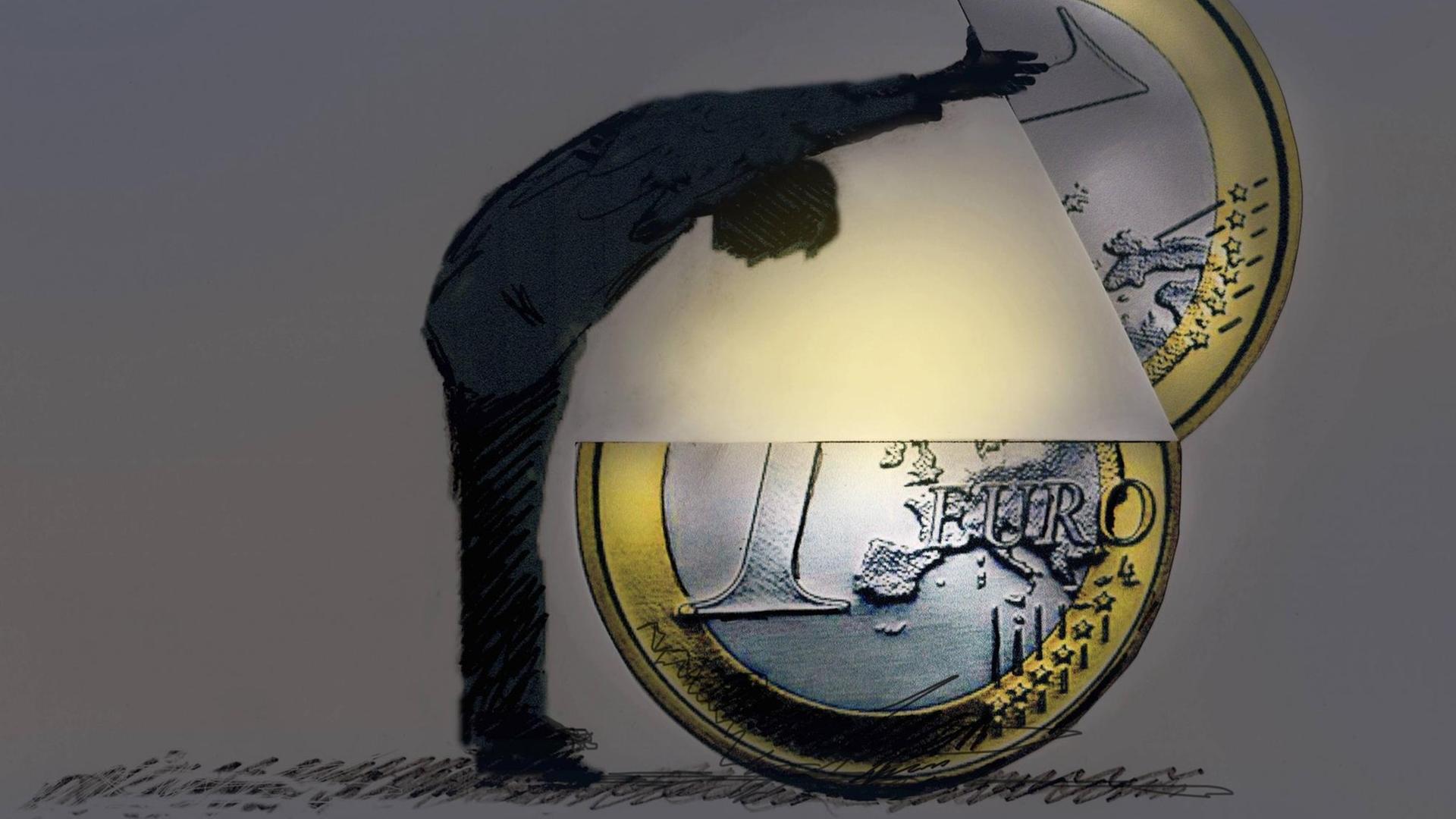 Symbolbild: Mann schaut in eine große, aufgeklappte Euromünze