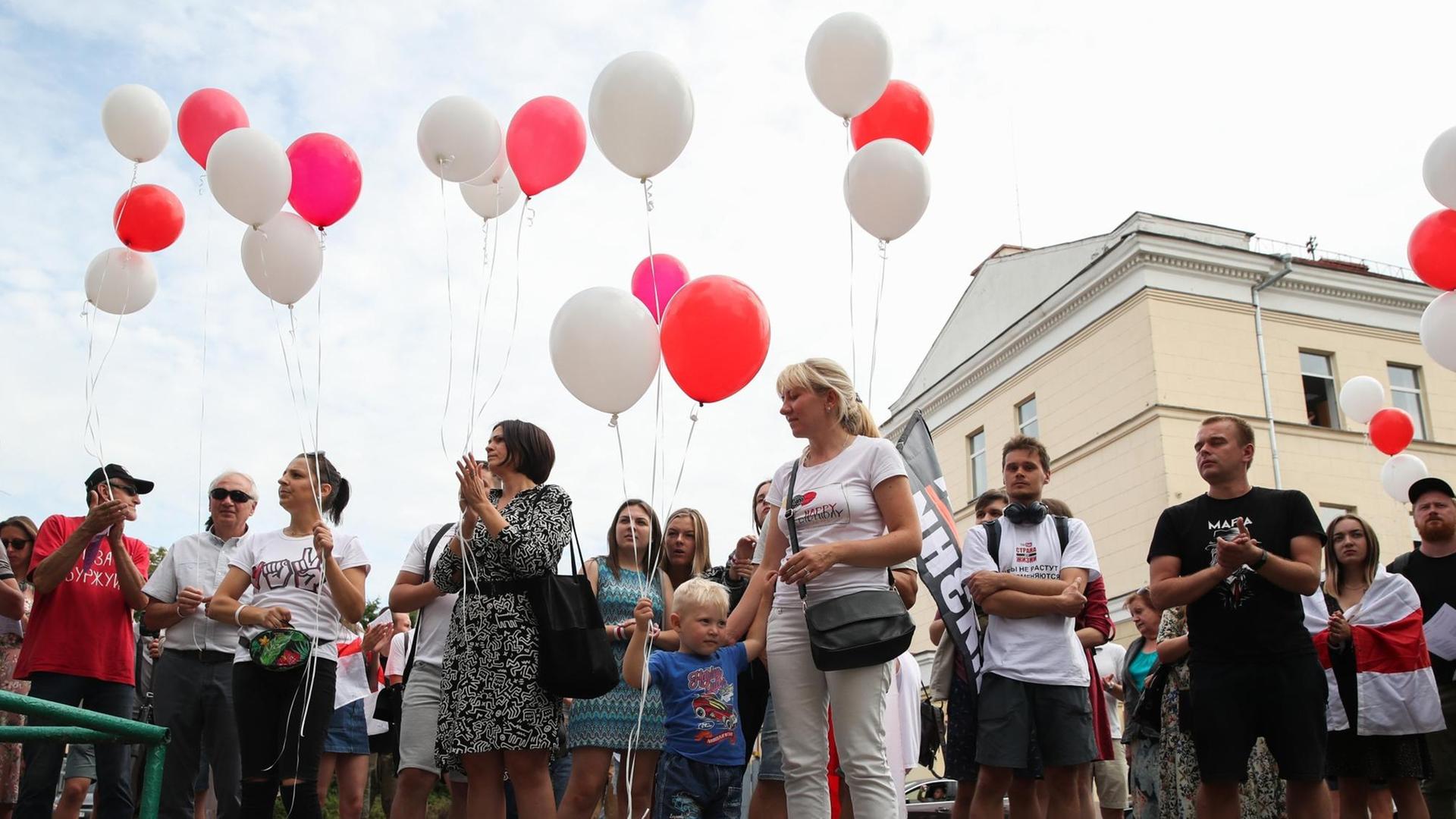 Eine Protestaktion in Minsk der Opposition in Belarus an der Stelle, wo der Blogger Sergei Tikhanovsky festgehalten wird Eine Protestaktion in Minsk der Opposition in Belarus an der Stelle, wo der Blogger Sergei Tikhanovsky festgehalten wird