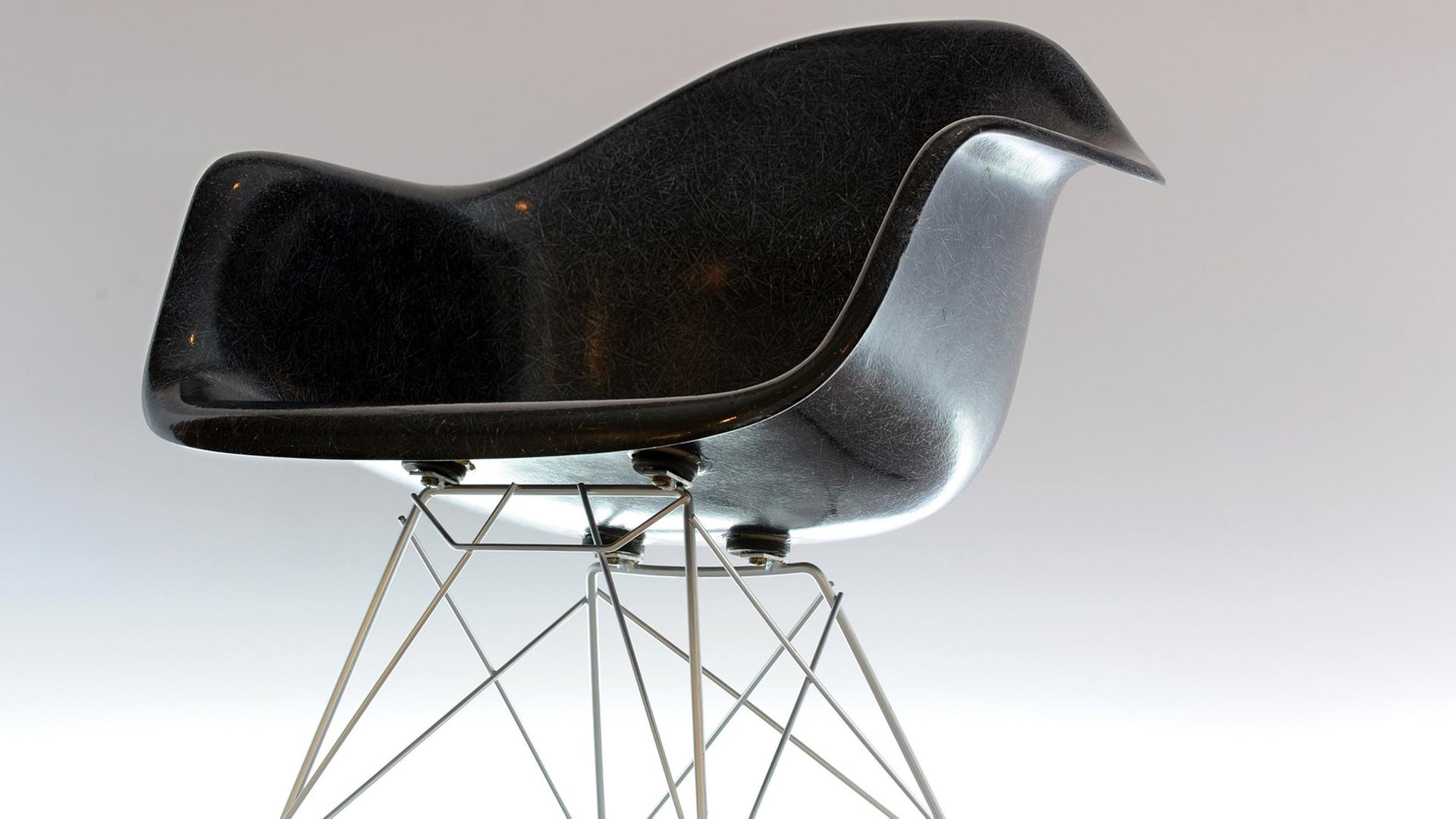 Der RAR Rocker Arm Chair Rod von 1948 ist als Schaukelstuhl-Entwurf von Ray und Charles Eames am 05.05.2011 in der Ausstellung "Ein Stoff für alle Fälle", Kunststoffdesign im 20. Jahrhundert (06.05.-03.10.2011), im Design-Museum Wilhelm-Wagenfeld-Haus in Bremen ausgestellt und besteht aus GFK-Verbundmaterial. Der RAR Rocker Arm Chair Rod von 1948 ist als Schaukelstuhl-Entwurf von Ray und Charles Eames am 05.05.2011 in der Ausstellung "Ein Stoff für alle Fälle", Kunststoffdesign im 20. Jahrhundert (06.05.-03.10.2011), im Design-Museum Wilhelm-Wagenfeld-Haus in Bremen ausgestellt und besteht aus GFK-Verbundmaterial.