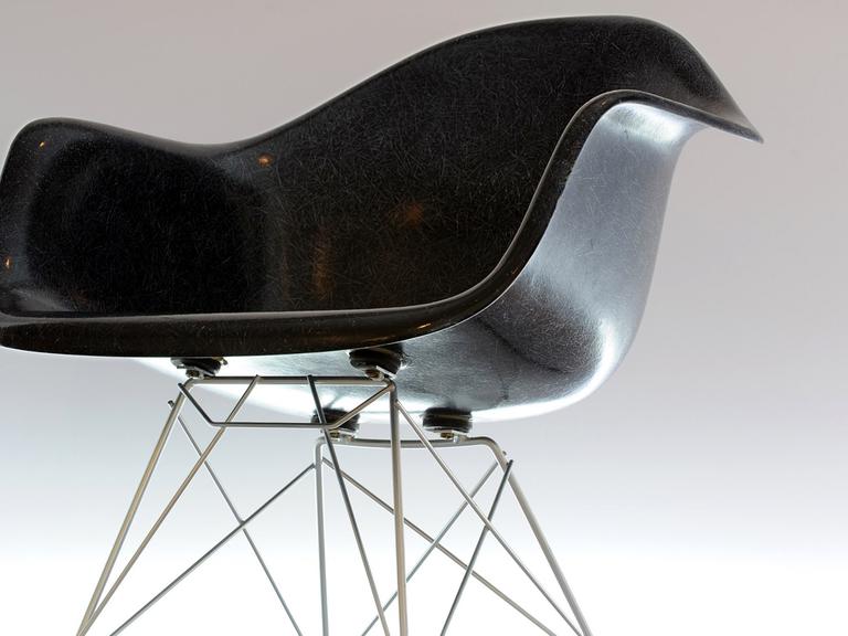 Der RAR Rocker Arm Chair Rod von 1948 ist als Schaukelstuhl-Entwurf von Ray und Charles Eames am 05.05.2011 in der Ausstellung "Ein Stoff für alle Fälle", Kunststoffdesign im 20. Jahrhundert (06.05.-03.10.2011), im Design-Museum Wilhelm-Wagenfeld-Haus in Bremen ausgestellt und besteht aus GFK-Verbundmaterial.