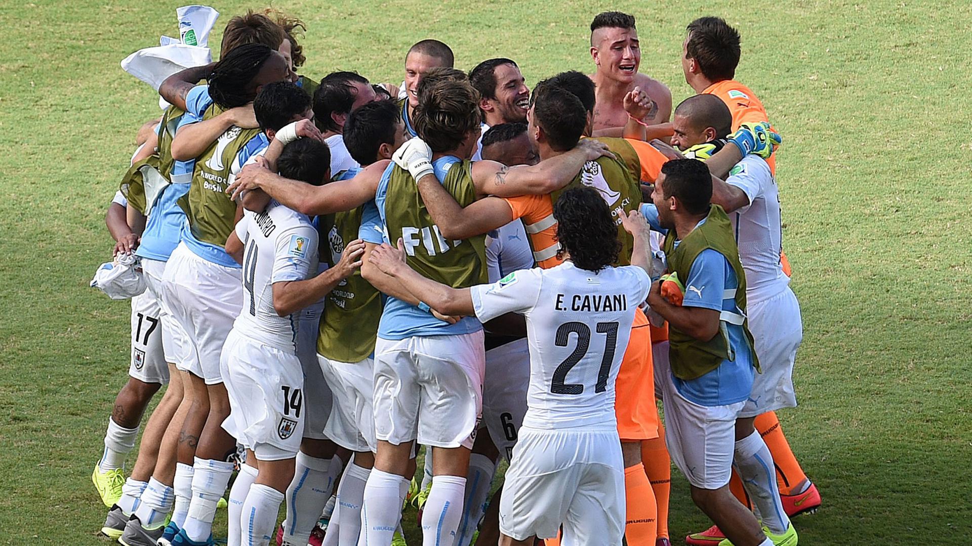 Die Mannschaft aus Uruguay feiert ihren Sieg über Italien während der Fußball-Weltmeisterschaft 2014 im brasilianischen Natal. Die Mannschaft aus Uruguay feiert ihren Sieg über Italien während der Fußball-Weltmeisterschaft 2014 im brasilianischen Natal.